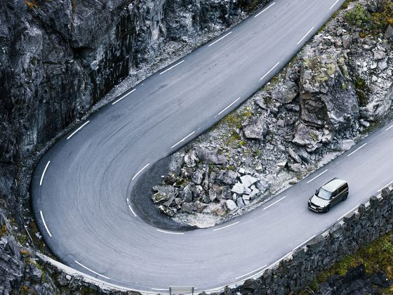 auto_kurve Auto auf Fahrbahn kurz vor starker Kurve