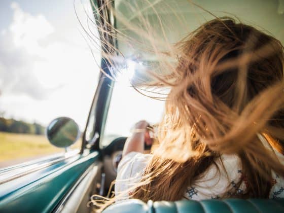 frau_am_steuer Frau am Steuer und der Fahrtwind bläst ihr ins Haar