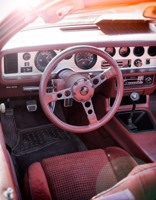 autoinnenraum_rot Innenraum altes Auto