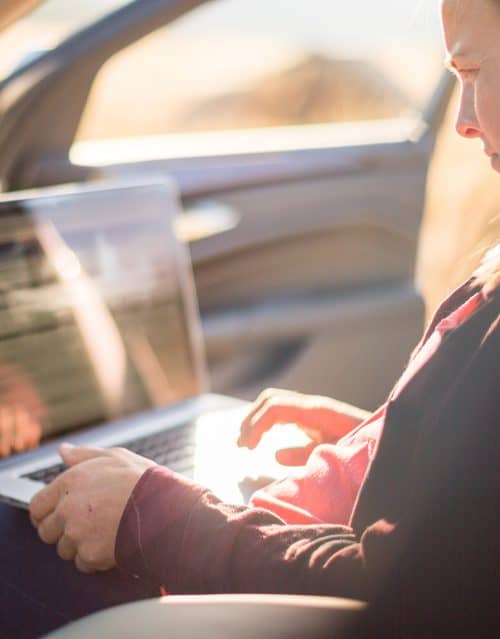 laptop-im-auto Frau mit Laptop im Auto