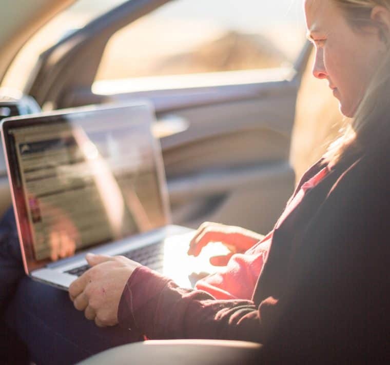 laptop-im-auto Frau mit Laptop im Auto