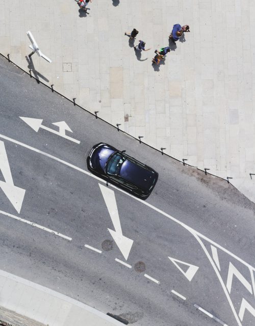 auto_strassenspuren Auto auf Fahrbahn mit Straßenbodenmarkierungen